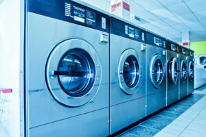 施設の共用洗濯室に設置された業務用ドラム式洗濯乾燥機