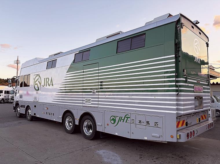 ⽇本フルハーフの輸送⽤トラックのコンテナへの加⼯